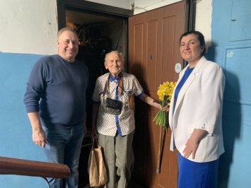 В Ялте ветеран ВОВ Анатолий Сотников принимал поздравления с 96-м днем рождения