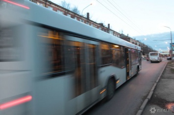 Пассажирский автобус врезался в грузовик в кузбасском городе