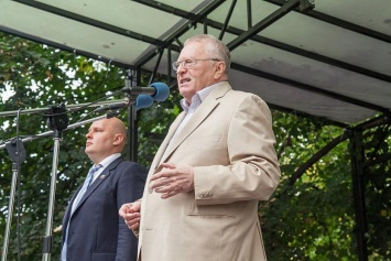 Жириновский призвал брить усы и не жениться из-за коронавируса