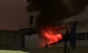 Пожар разгорелся на территории кемеровской СТО