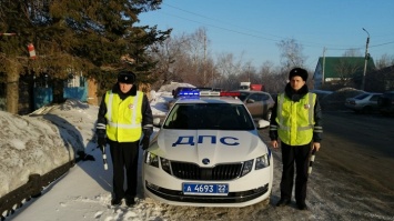 Сотрудники ДПС из Алтайского края помогли семье выбраться из снежного плена