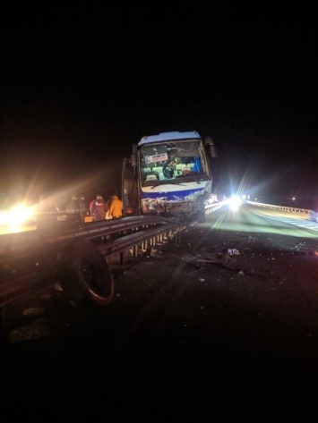 На крымской трассе автобус в результате ДТП врезался в отбойник: есть погибший, - ФОТО, ВИДЕО