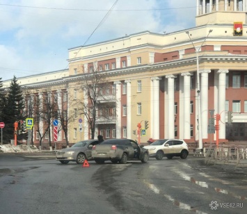 Автомобили столкнулись возле центральной площади в Кемерове