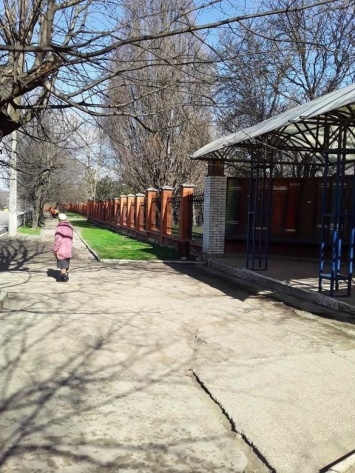 В Симферополе почистили тротуар возле остановки КФУ, - ФОТО