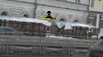 В центре Барнаула на тротуар падают глыбы снега