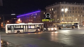 На площади Октября столкнулись автобус и иномарка