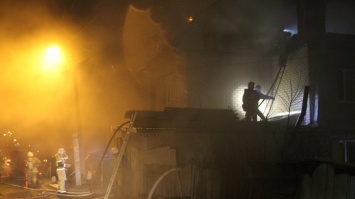 ЧП в центре Барнаула: огонь охватил частные дома