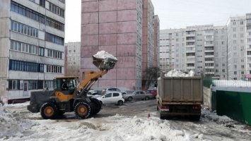 Владельцам частных домов в Барнауле помогают в отведении талых вод