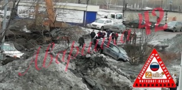 Иномарка перевернулась при падении в реку в Новокузнецке
