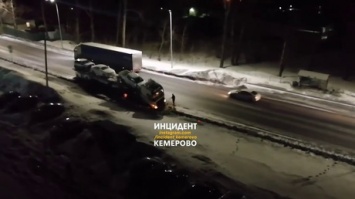 Автовоз с дорогими иномарками вылетел с дороги в Кемерове