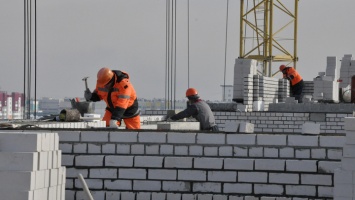 Лучшим алтайским строителям начнут выдавать премии по 125 тыс. рублей