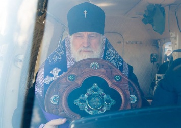Глава белорусской церкви с вертолета окропил Минск святой водой