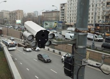 В России дорожные камеры начнут штрафовать водителей за разговоры по телефону
