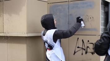 В Барнауле волонтеры закрасили несанкционированные надписи