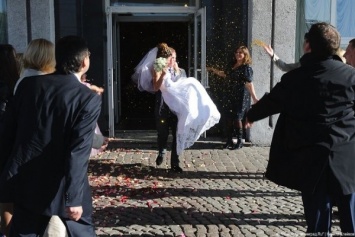 В Калининграде из-за вируса ограничили число гостей на бракосочетаниях
