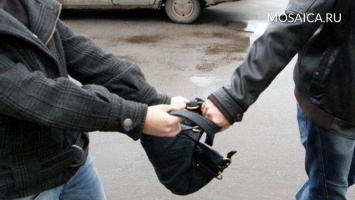 В ульяновском Заволжье мужчина украл у прохожего барсетку с немаленькой деньгами