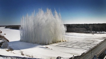 Тонна взрывчатки разрушит лед на алтайской реке