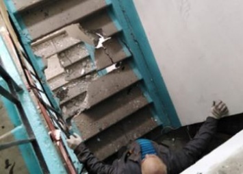 В российском городе лифт упал и пробил четыре этажа