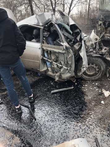 Автомобиль лоб в лоб столкнулся с пассажирским автобусом в кузбасском городе: есть жертвы