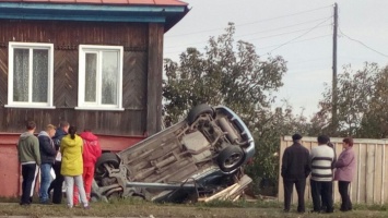 В Барнауле иномарка на скорости влетела в частный дом