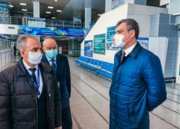 Василий Орлов проверил дезинфекцию в аэропорту Благовещенска