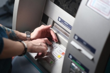 В Ялте полицейские раскрыли кражу с банковской карты пенсионерки