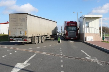 «Застрявшие» в Германии и Польше автомобили калининградцев вывозят грузовыми машинами