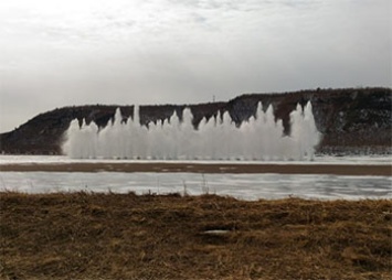 В Шимановском районе взорвали лед Амура