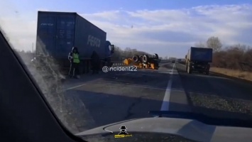 Трактор перевернулся от столкновения с фурой в Алтайском крае