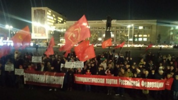Саратовские коммунисты отметили 7 ноября коротким шествием