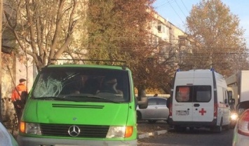 Микроавтобус на полном ходу сбил дворника: появилось видео утреннего ДТП в Симферополе