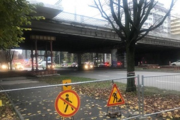 Из-за ремонта эстакадного моста на Моспроспекте перекрыты тротуары (фото)