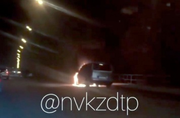 Иномарка вспыхнула на шоссе в Новокузнецке
