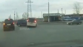 Двойное ДТП попало на видео в Барнауле