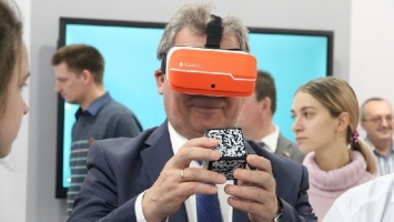 Председатель АКЗС примерил очки виртуальной реальности