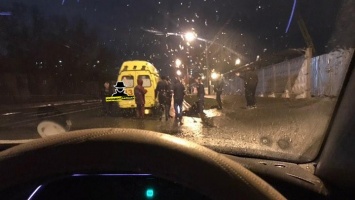 Машина сбила человека поздним вечером в Барнауле