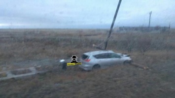 В Алтайском крае автомобиль снес забор больницы и перевернулся