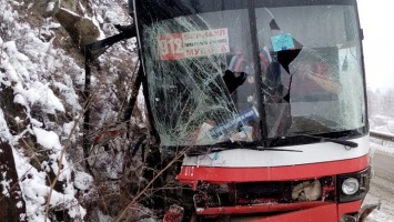 Пассажирский автобус и грузовик столкнулись в трассе Республике Алтай