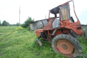 Кузбассовец переехал на угнанном тракторе лежащего на дороге пьяного отца