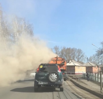 Кемеровчанин пожаловался на пыльную уборку дорог