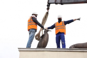 На входе в Калининградский зоопарк устанавливают новые бронзовые скульптуры (фото)