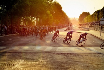 Пандемия коронавируса стала причиной отмены велогонки "Тур де Франс"