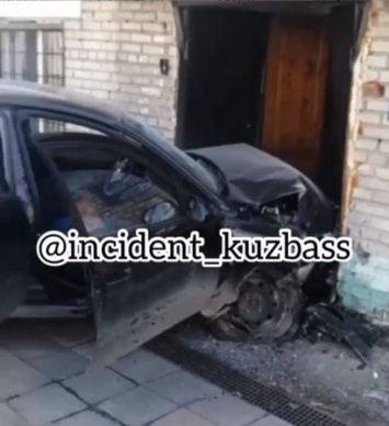 Легковушка врезалась в здание отдела МВД в Тайге