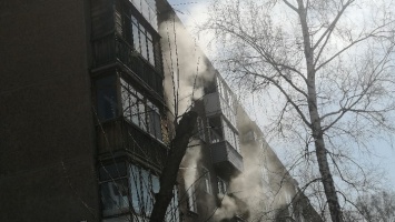 Очевидцы: сигарета стала причиной пожара в барнаульской многоэтажке