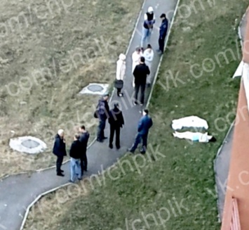Пьяная женщина разбилась насмерть при падении из окна в Кузбассе