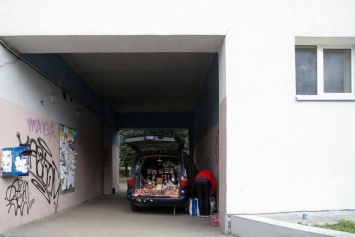 Власти: калининградец открывал санкционщикам шлагбаум в арку у гостиницы за колбасу