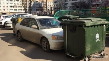 Кемеровчане наказали "автоледи" за парковку с помощью мусорок