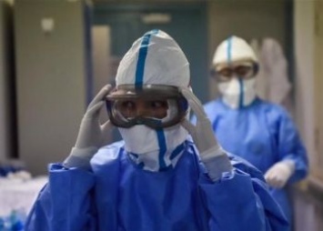 Амурские врачи получат несколько тысяч защитных костюмов
