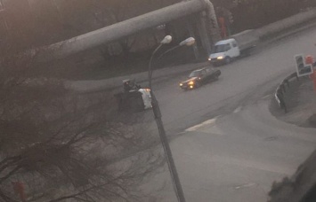 Автомобиль перевернулся возле торгового центра в Кемерове