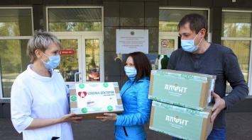 Алтайские предприятия передали продуктовые наборы медикам, ведущим борьбу с коронавирусом